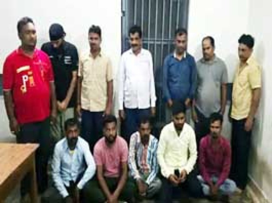 नदी किनारे सजी जुआरियों की महफिल.....ट्रै्क्टर से पहुंची पुलिस, 12 लोगों को दौड़ा-दौड़ाकर पकड़ा