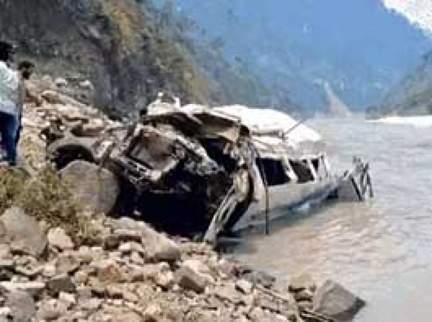 BREAKING NEWS : उत्तराखंड में ट्रैवलर अलकनंदा नदी में गिरी, 10 की मौत......23 पर्यटक सवार थे, घायलों को एयरलिफ्ट किया गया