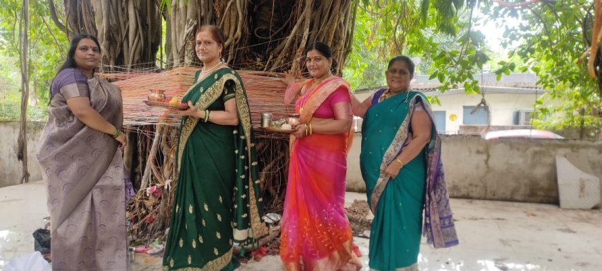 बरगद के वृक्ष की पूजा कर महाराष्ट्र मंडल की महिलाओं ने सुनी कथा लिया आशीर्वाद