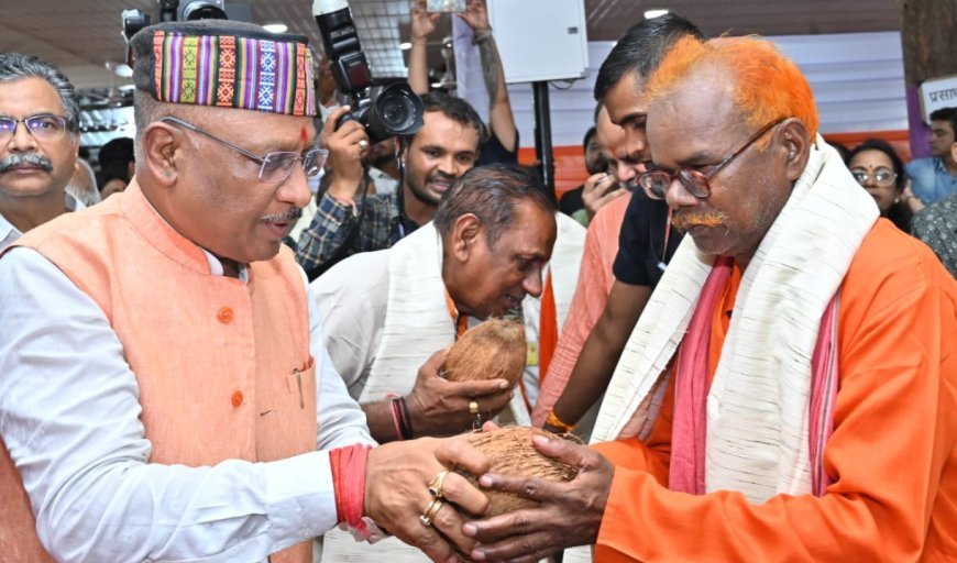 मुख्यमंत्री श्री विष्णु देव साय ने आज लोकतंत्र सम्मान समारोह में लोकतंत्र सेनानियों का शाल, श्रीफल भेंट कर सम्मान किया
