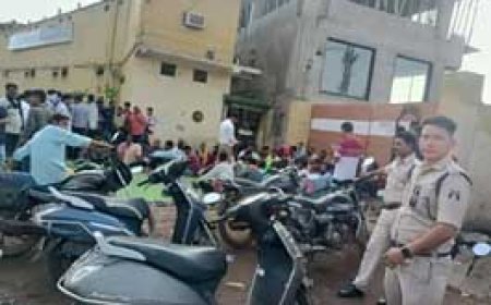 फैक्ट्री में मजदूर की मौत, परिजनों पर लाठीचार्ज....भिलाई में मुआवजे की मांग पर अड़े परिजन....