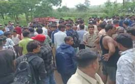 BREAKING : रायपुर में ट्रक-सिटी बस में टक्कर, 20 से ज्यादा घायल:ड्राइवर की हालत गंभीर, बस की सीटें उखड़ी, घायलों में 6 महिलाएं, अस्पताल में भर्ती