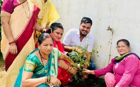 पार्षद अभिषेक मिश्रा ने चैम्बर ऑफ़ कॉमर्स , लघुउद्योग भारती एवं वार्ड की माताओं और बहनों के साथ मिलकर आस पास के रिहाइसी इलाक़ों में एवं पार्कों में पेड़ लगाये