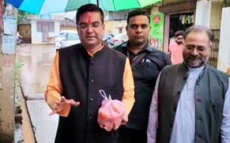 टमाटर लेकर घर-घर पहुंचे विधायक रिकेश, शहर को डेंगू और चिकनगुनिया से बचाने दस्तक, कई कूलर में जमा गंदा पानी करवाया साफ, कहा - "कूलर साफ कर भेजें फोटो और ले जाएं एक किलो टमाटर" 