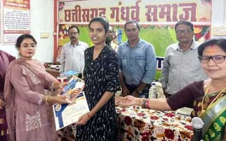 छत्तीसगढ़ महिला गाड़ा समाज द्वारा सामाजिक गरीब बच्चों को पेन कॉपी और पढ़ाई की अन्य सामाग्री वितरित की गई