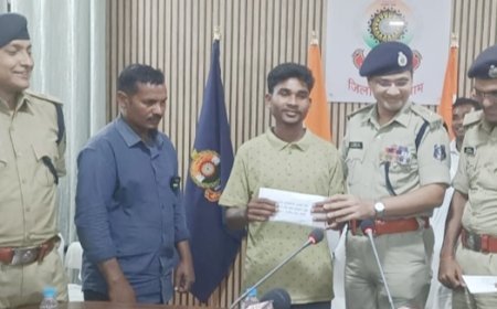 25 लाख रुपए के दो इनामी नक्सलियों ने किया आत्मसमर्पण: एक नक्सली पर 11 अपराध तो दूसरा रोड खोदने और पेड़ काटने की घटना में शामिल