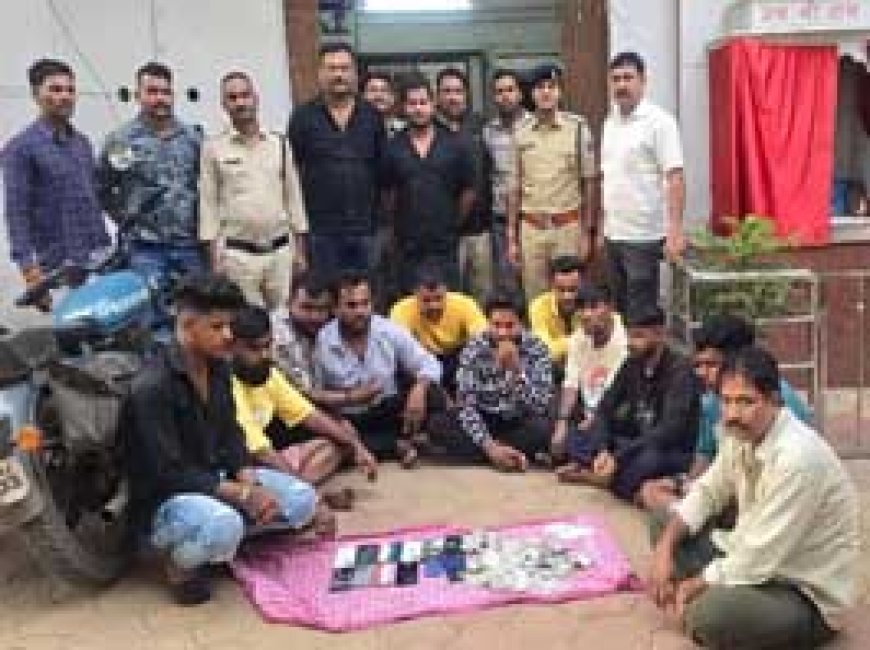 मेडिकल शॉप की छत पर लगा रहे थे दांव, कैश के साथ 10 जुआरी गिरफ्तार...