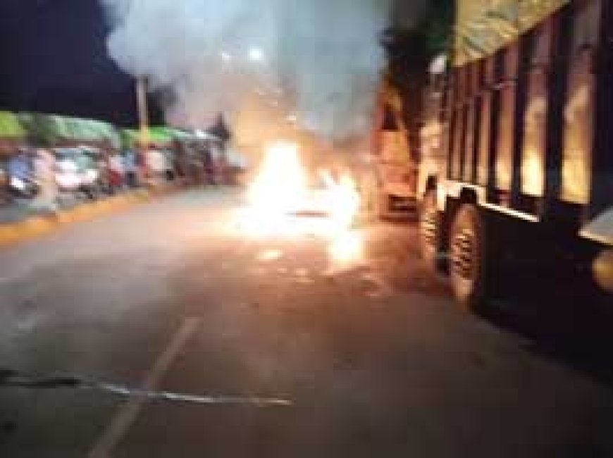 दुर्ग में चलती कार में लगी आग, भागे सवार......बगल में खड़े ट्रक को भी चपेट में लिया...