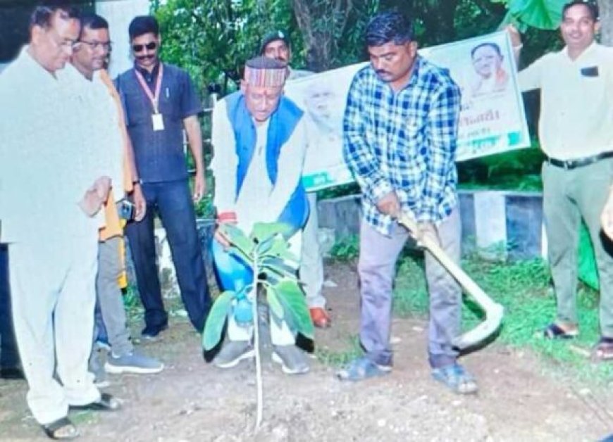 मुख्यमंत्री विष्णुदेव साय ने सर्किट हॉउस कसडोल में लगाया बरगद का पौधा