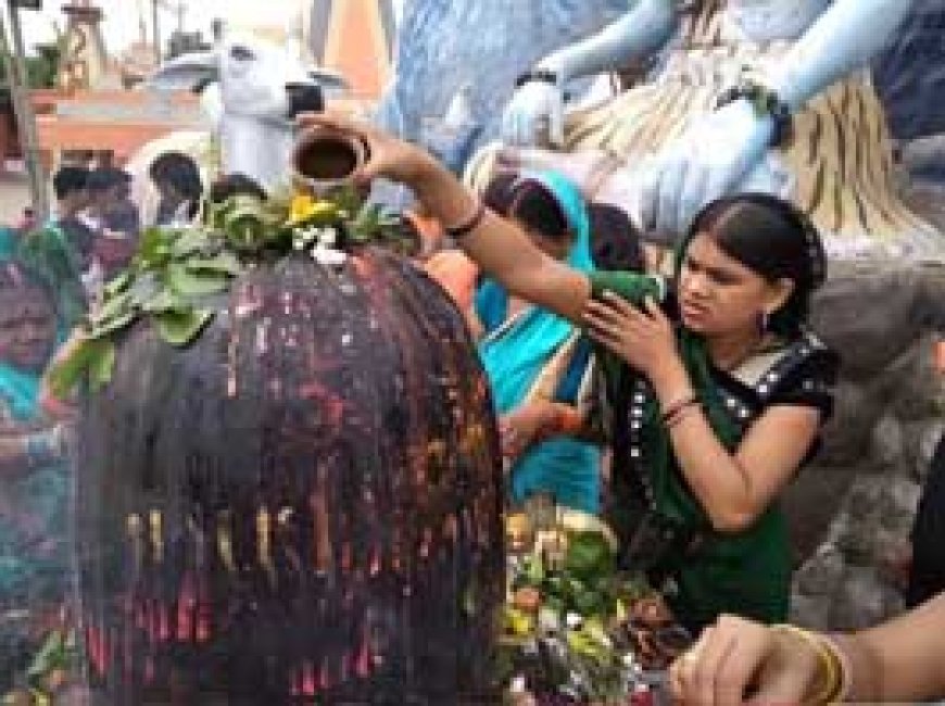 सावन के पहले सोमवार शिव मंदिरों में हुआ रुद्राभिषेक.....शिवनाथ घाट में भक्तों की लगी भीड़....