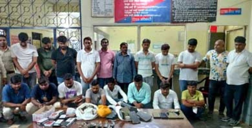 कांग्रेस पार्षद, सरपंच सहित दो दर्जन कारोबारी व नेता पकड़े गए जुआ खेलते, साढ़े 3 लाख कैश, 7 कार, 22 मोबाइल जप्त
