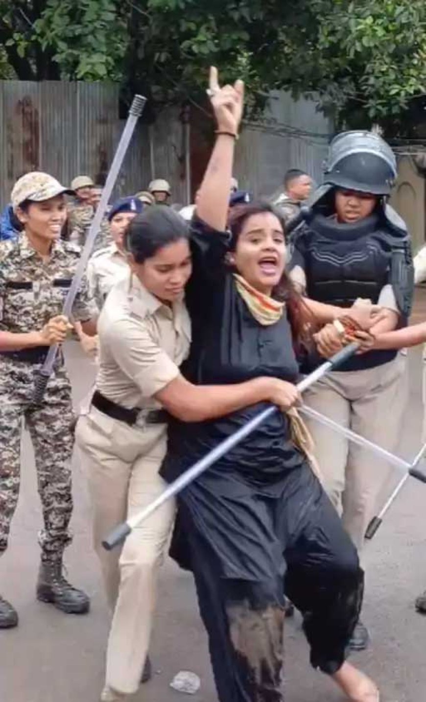 छत्तीसगढ़ विधानसभा घेरने निकले कांग्रेसी नहीं बढ़ सके आगे.....पुलिस ने वॉटर कैनन चलाया, कई कार्यकर्ता चोटिल.....