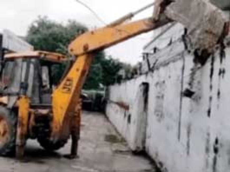 टॉकीज, होटल, कॉफी हाउस के अतिक्रमण पर चला बुलडोजर....बिलासपुर में ढहाईं गईं 16 दुकानें, संचालकों ने हंगामा किया तो अधिकारियों ने दिखाया नक्शा