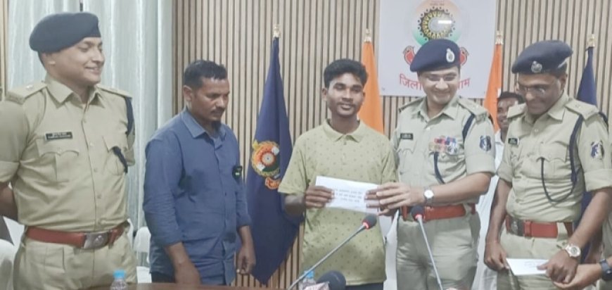 25 लाख रुपए के दो इनामी नक्सलियों ने किया आत्मसमर्पण: एक नक्सली पर 11 अपराध तो दूसरा रोड खोदने और पेड़ काटने की घटना में शामिल