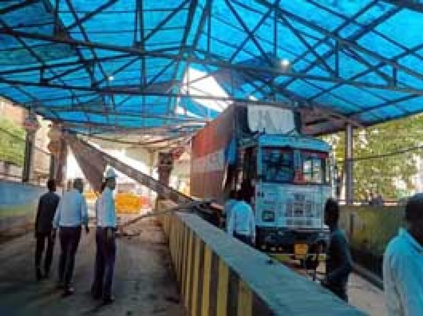 भिलाई में नेहरू नगर चौक पर बना स्व. भजन सिंह निरंकारी अंडर ब्रिज पूरी तरह टूटा.....ब्रिज में ट्रेलर घुसा.. ड्राइवर गिरफ्तार....