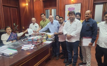 भिलाई ट्रक टेलर ट्रांसपोर्ट एसोसिएशन ने अध्यक्ष इंद्रजीत सिंह के नेतृत्व में कई मांगों को लेकर कलेक्टर को सौंपा ज्ञापन