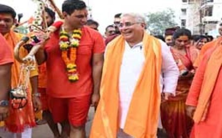 भिलाई विधायक कांवड़ लेकर 30KM पैदल चले.....शिवनाथ नदी से जल लेकर देवबलोदा के प्रचीन शिव मंदिर पहुंचे देवेंद्र यादव, किया जलाभिषेक