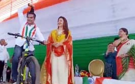 फिल्मी गाने में हिरोइन के साथ नाचे विधायक...तिरंगा यात्रा में आई भाग्यश्री के चारों तरफ साइकिल घुमाकर पहनाई टोपी