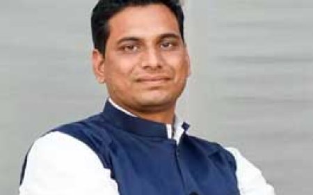 BREAKING - बलौदाबाजार हिंसा...विधायक देवेंद्र यादव गिरफ्तार.....सफेद झंडा और संविधान पकड़े दिखे; गिरफ्तारी के दौरान पुलिस और समर्थकों की झड़प