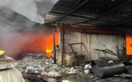 दुर्ग के हेल्थकेयर फैक्ट्री में लगी भीषण आग.........बुझाने में जुटी 4 दमकल की गाड़ियां, मास्क-सिरिंज, ग्लव्स समेत कई मेडिकल सामग्री बनाई जाती है