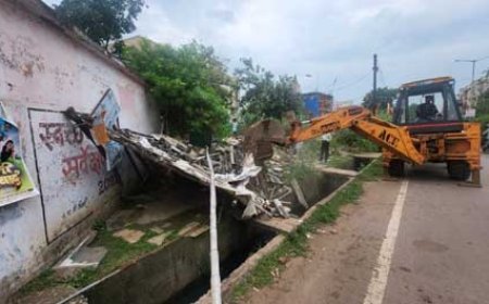 जोन 01 नेहरू नगर चैंक से सूर्या माॅल  तक सड़क के किनारे अवैध रूप से  बड़े-बड़े घेरे बनाकर व्यापार करने वालों पर निगम की बड़ी कार्यवाही