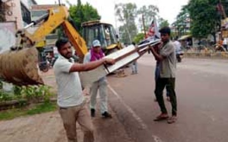 सड़क किनारे लगे 70 से अधिक अवैध साइन बोर्ड उखाड़कर किया गया जप्त, गंदगी फैलाने पर 2700 लगा जुर्माना