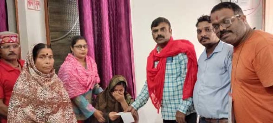 छत्तीसगढ़ इस्पात सुपरवाइजर एवं श्रमिक संगठन भिलाई ने सदस्य स्वं नूलेश साहू के परिजन को सौंपी आर्थिक सहयोग की धनराशि