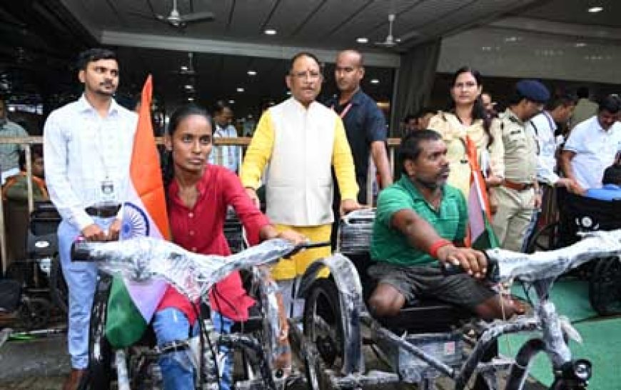 मुख्यमंत्री  विष्णुदेव साय के हाथों जनदर्शन कार्यक्रम में दिव्यांगों को मिली बैटरी चलित ट्राई साइकिल
