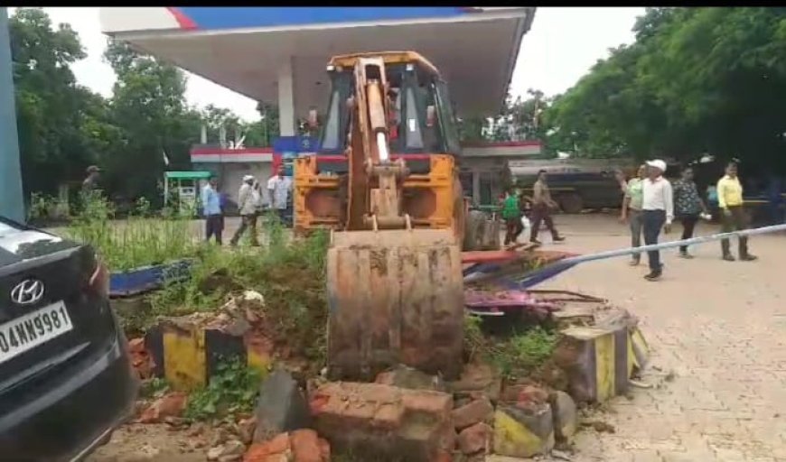 नाली के ऊपर अवैध अतिक्रमण करने वाले दुकानो पर निगम भिलाई की बड़ी कार्यवाही