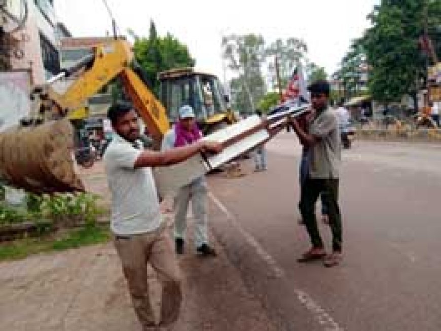 सड़क किनारे लगे 70 से अधिक अवैध साइन बोर्ड उखाड़कर किया गया जप्त, गंदगी फैलाने पर 2700 लगा जुर्माना