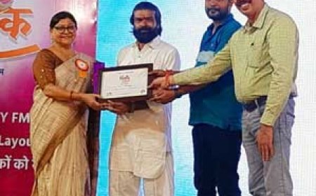 शिक्षक सम्मान 2024 में  विशेष  शिक्षक श्रीमती  पुष्पा  भट्टाचार्य का  हुआ  सम्मान 