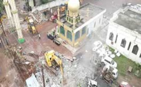 ब्रेकिंग : मजार-दुकानों, शादीघर पर चला नगर निगम भिलाई का बुलडोजर....