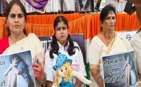 आज CM हाउस का घेराव करेगी महिला कांग्रेस.......रेप पीड़िता बनकर पहुंची महिलाएं.......