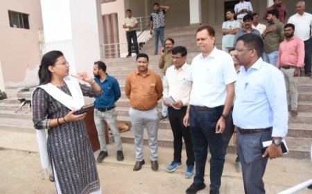संभागायुक्त और कलेक्टर ने किया निर्माणाधीन विश्वविद्यालय भवन का निरीक्षण, निर्माण कार्य शीघ्र पूर्ण करने कांट्रेक्टर को दिए निर्देश