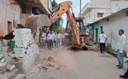 नगर निगम भिलाई द्वारा अवैध अतिक्रमण पर बेदखली की कार्यवाही की गई