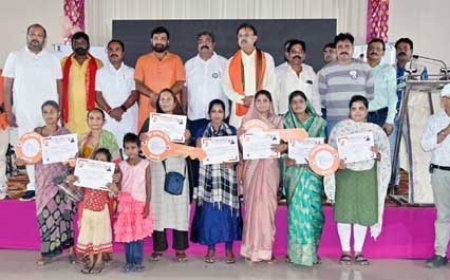 प्रधानमंत्री आवास योजना के 742 हितग्राहियो को सौंपा गया मकान की चाबी