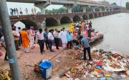  महापौर अधिकारियों के साथ पहुंचे शिवनाथ तट,  विसर्जन स्थल की देखी व्यवस्था, महापौर ने श्रद्धालुओं से की अपील धैर्य से करें विसर्जन