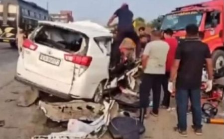 भीषण सड़क हादसा, ट्रक से टक्कर के बाद कार के उड़े परखच्चे; 7 लोगों की मौत