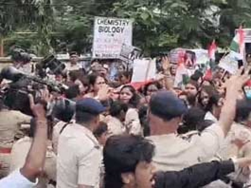 महिला कांग्रेसियों ने बैरिकेडिंग तोड़ी, जमकर धक्का-मुक्की...रायपुर में CM आवास घेरने रेप पीड़िता बनकर पहुंचीं; भूपेश बोले- सरकार में बैठे लोग धमका रहे
