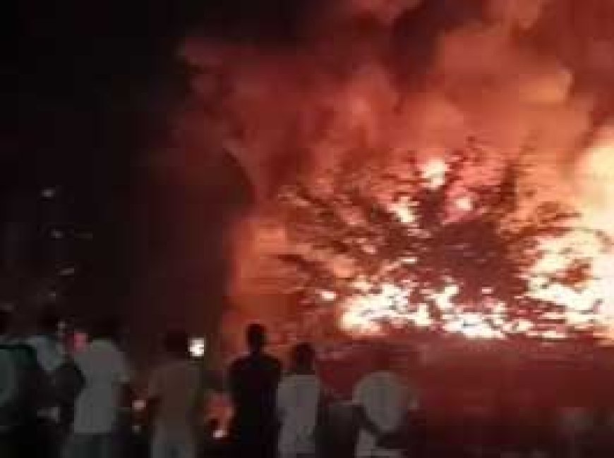 बारदाना-फैक्ट्री में लगी भीषण आग से लाखों का नुकसान......देर से पहुंची पुलिस और फायर-ब्रिगेड की टीम...