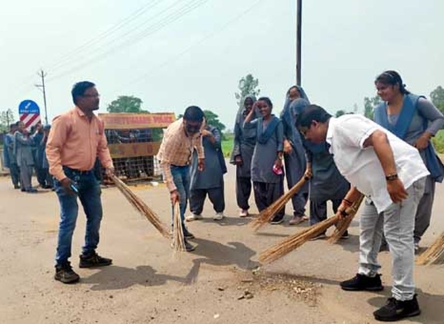 प्रशिक्षणार्थियों ने मिनीमाता चौक से पुलगांव चौक तक झाड़ू लगाकर स्वच्छता के प्रति लोगों को किया जागरूक
