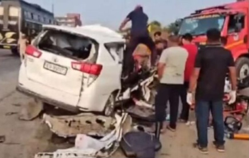 भीषण सड़क हादसा, ट्रक से टक्कर के बाद कार के उड़े परखच्चे; 7 लोगों की मौत
