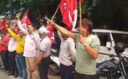 संयुक्त ट्रेड यूनियन का मुर्गा चौक पर सेल प्रबंधन के खिलाफ जमकर प्रदर्शन