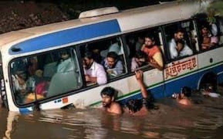 यात्रियों से भरी बस नदी में गिरी: दर्दनाक हादसे में 3 यात्रियों की मौत, 50 से अधिक यात्री घायल