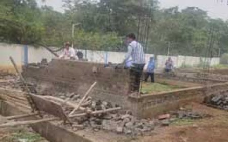 रिसाली में अवैध निर्माण पर चला बीएसपी का बुलडोजर, पार्षद मद से बन रहे सामुदायिक भवन को तोड़ा