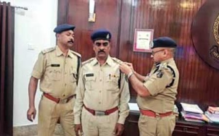 IG राम गोपाल गर्ग ने उप निरीक्षक (अ) को स्टार लगाकर निरीक्षक (अ) के पद पर किया पदोन्नत
