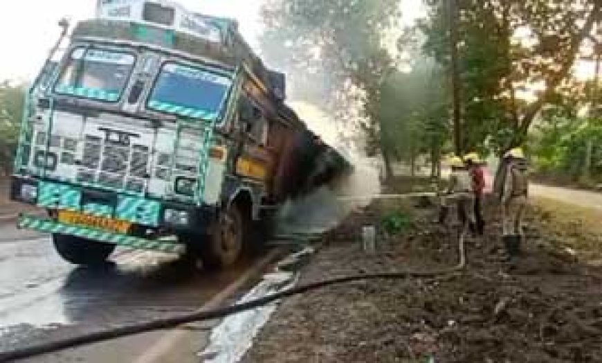 नेशनल हाइवे में दौड़ा द बर्निंग ट्रक, दमकल कर्मियों ने बुझाई आग....