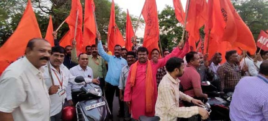 सेल बोनस पर भिलाई में हंगामा, ड्यूटी से आए कर्मचारियों ने सड़क पर गाड़ी खड़ी कर रास्ता किया जाम.......
