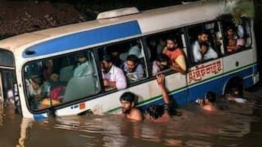यात्रियों से भरी बस नदी में गिरी: दर्दनाक हादसे में 3 यात्रियों की मौत, 50 से अधिक यात्री घायल