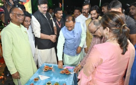 छत्तीसगढ़ राज्य स्थापना दिवस पर 11 हजार दीपों से रौशन हुआ एकात्म पथ, रंग बिरंगी आतिशबाजी से आसमान हुआ सतरंगी